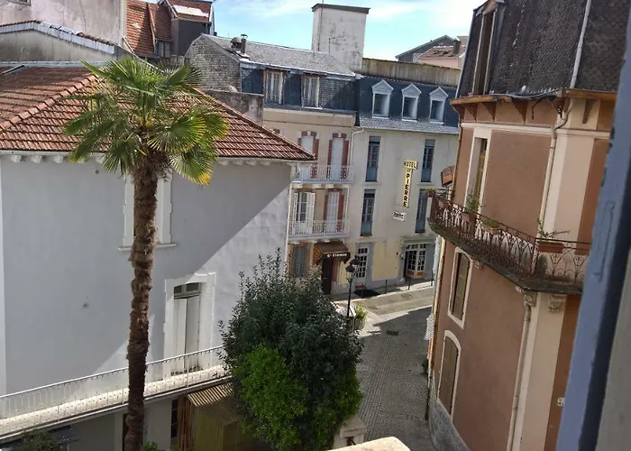 Appartement 13 Rue De La Fontaine F11 *